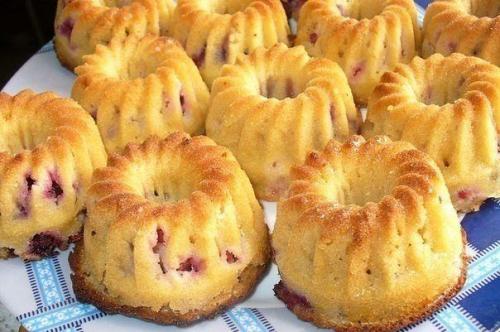 Маффины на кефире со смородиной Чудо - Ягода.