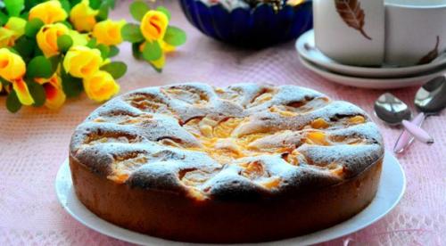 Шарлотка с мандаринами на кефире.