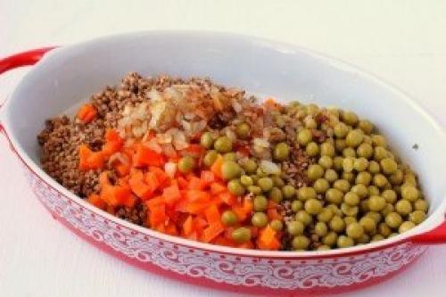 Гречневая каша с курицей и овощами под фольгой. 04