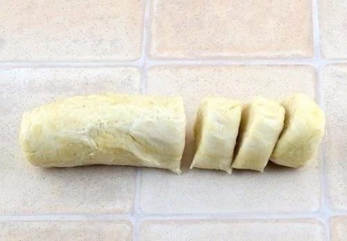 Нежное куриное мясо в хрустящем слоеном тесте. 03