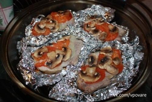 Мясо в фольге с грибами и помидорами. 03