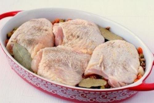 Гречневая каша с курицей и овощами под фольгой. 05