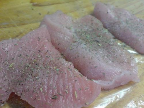 Рулетики из куриной грудки в сырном соусе. 01