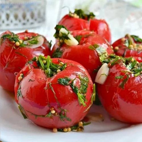 Малосольные помидоры с чесноком в пакете. Малосольные помидоры с чесноком в пакете.