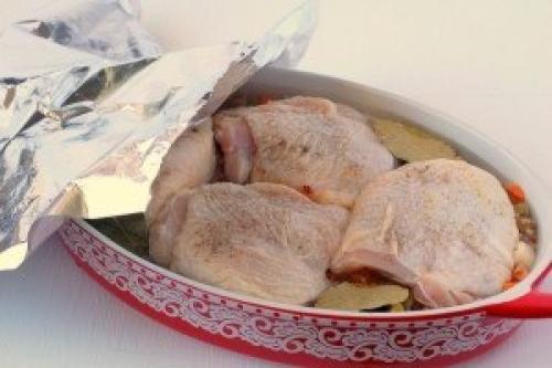 Гречневая каша с курицей и овощами под фольгой. 06