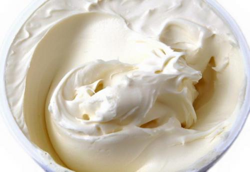 Нежный крем, напоминающий пломбир.