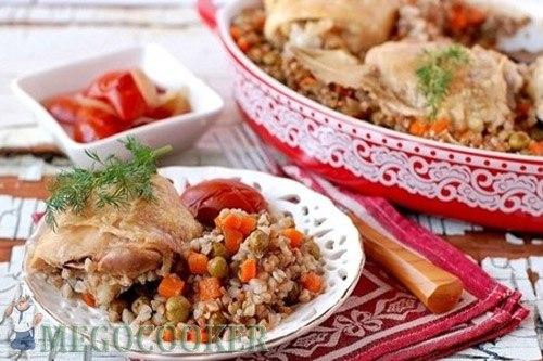 Гречневая каша с курицей и овощами под фольгой.