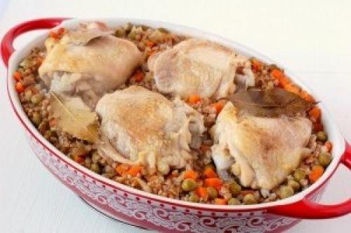 Гречневая каша с курицей и овощами под фольгой. 07