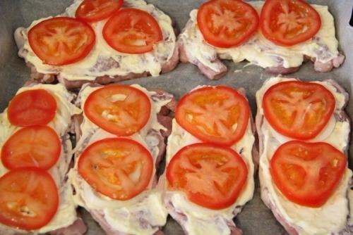 Сочное мясо под помидорно - сырной шубкой. 03