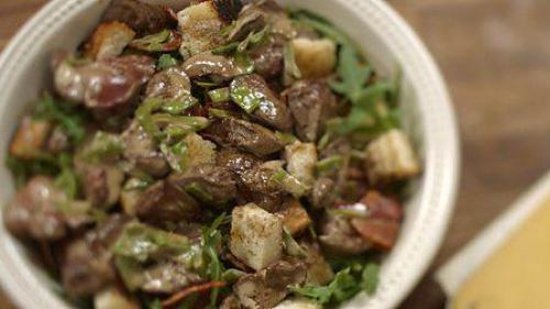 Куриная печень тушенная с солёными огурчиками.