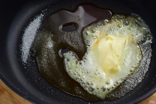 Шарлотка с курагой и яблоками. 03