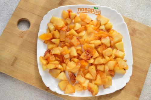 Шарлотка с курагой и яблоками. 05
