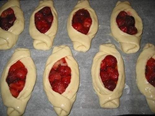 Булочки с клубникой. 05