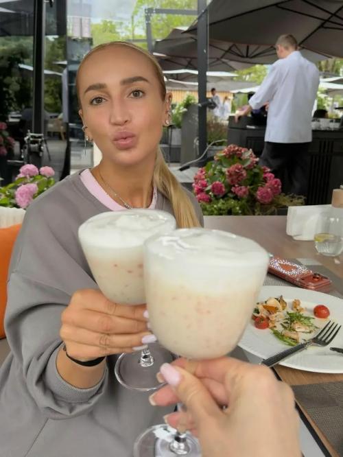 Ольга Бузова после выписки из больницы навестила беременную сестру Анну и поздравила её с днём рождения. 03