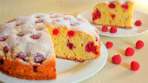 Пирог с малиной и орехами.