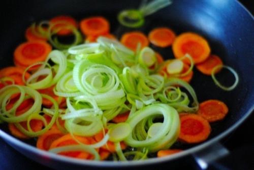 Жаркое из курицы с черносливом в горшочке. 03