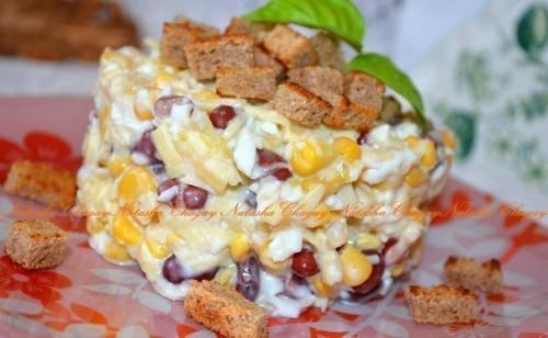 Салат с фасолью, сыром и сухариками.