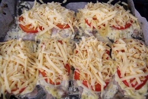 Сочное мясо под помидорно - сырной шубкой. 01