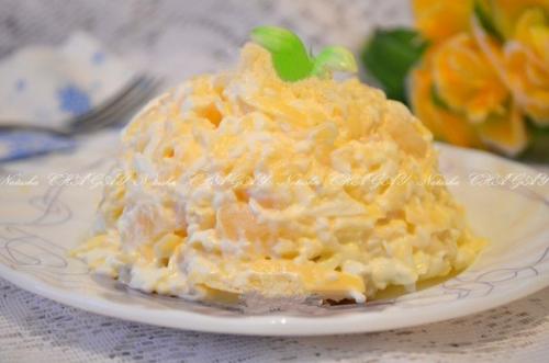 Салат с ананасами, сыром и чесноком.