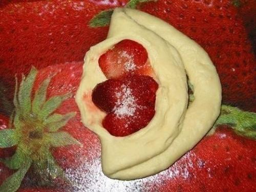Булочки с клубникой. 03