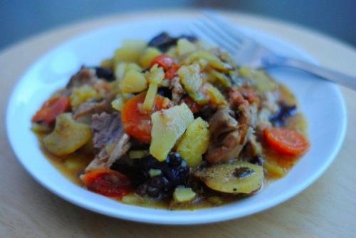 Жаркое из курицы с черносливом в горшочке.