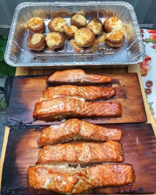 Рыба на дощечках.