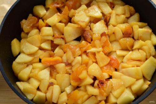 Шарлотка с курагой и яблоками. 04