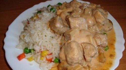 Мясо в сырном соусе.