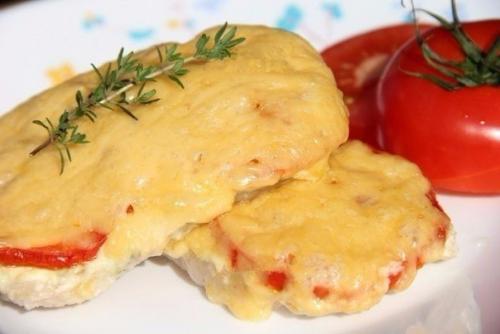 Сочное мясо под помидорно - сырной шубкой. 04