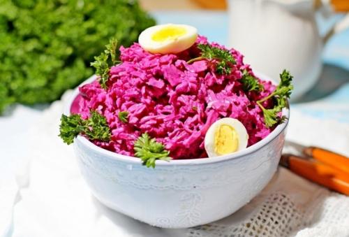 Салат со свеклой и сыром.