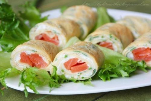 Блинные роллы с копченым лососем.