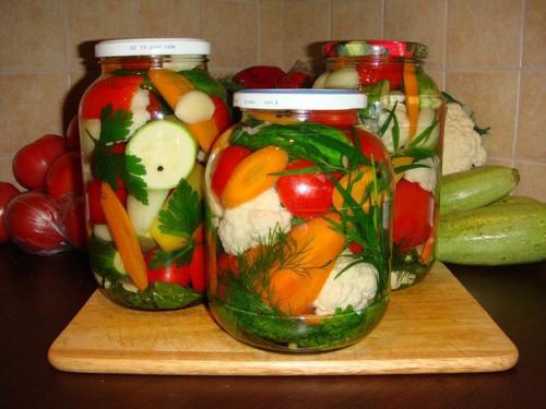 Маринованное ассорти остро - сладкое с эстрагоном.