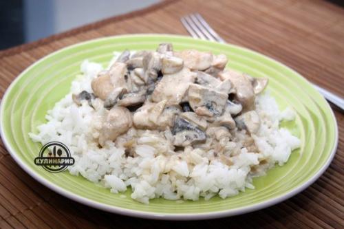 Курица с грибами в сливочном соусе.
