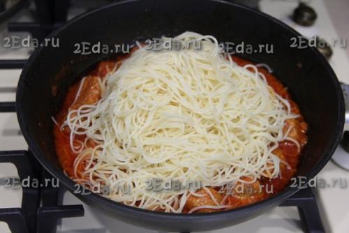Спагетти с фрикадельками в томатном соусе. 04