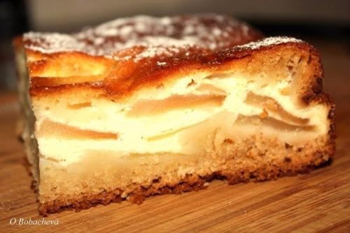 Пирог с творогом и яблоками.