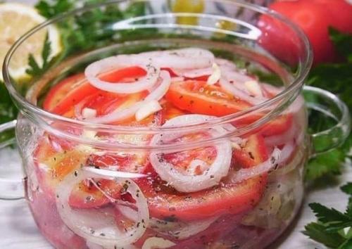 Зaкуска из помидоров и лука в чудесном маринаде.