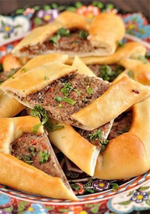 Турецкое пиде с мясной начинкой.