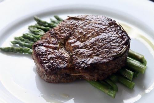 Говядина с розмарином, тимьяном и лаймом.