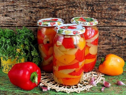 Салат из перца и помидоров в медовой заливке.