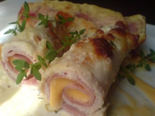 Рулетики из куриной грудки в сырном соусе.