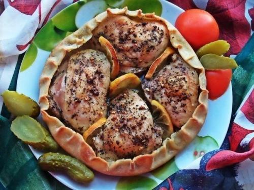 Курица, запечённая в съедобной тарелке.