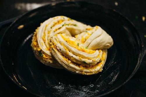 Скрученный домашний хлеб с сыром и зеленью. 05