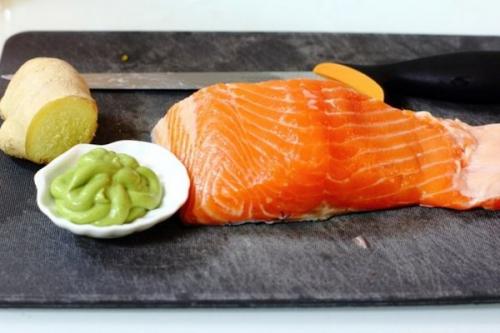 Имбирная семга с соусом васаби.