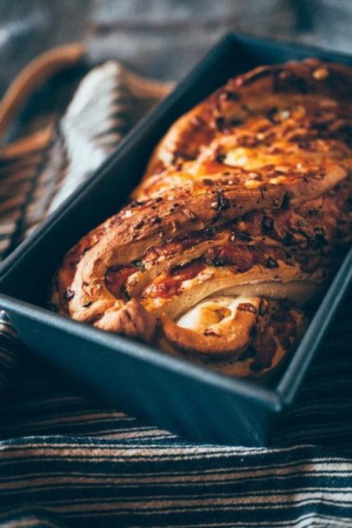 Скрученный домашний хлеб с сыром и зеленью.