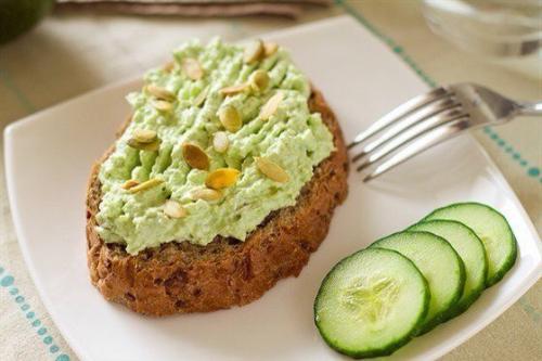 Булочка с творогом и авокадо.