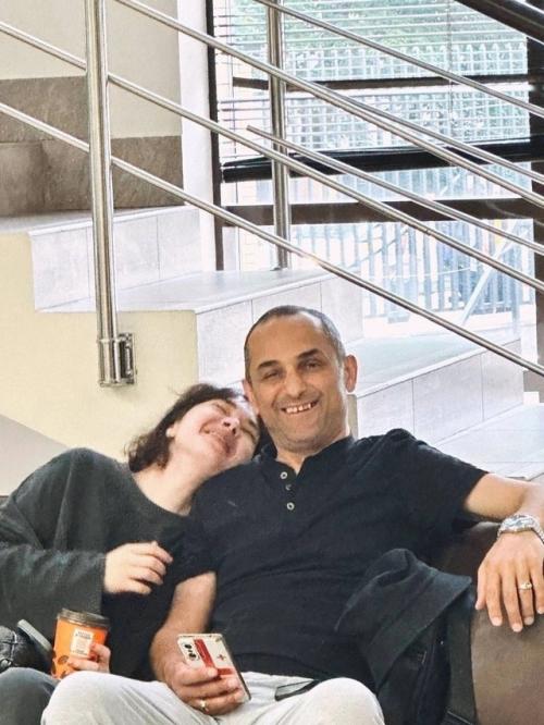 Анастасия поделилась трогательными фотографиями с отчимом, вызвавшими волну теплых эмоций у подписчиков. 02