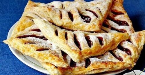 Слойки с вишней.