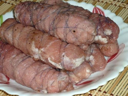 Мясные рулетики.   Мясные рулетики - блюдо, с которым можно экспериментировать бесконечно, выбирая любую начинку и способы приготовления. 03