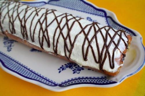 Рулет банановый с творогом.