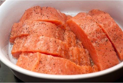 Лосось запеченный под соусом из трав.